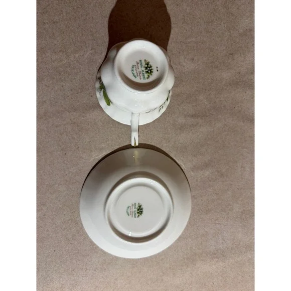 Royal Albert Trillium Teacup and Saucer Set Bone China England Vintage Floral - Picture 7 of 10